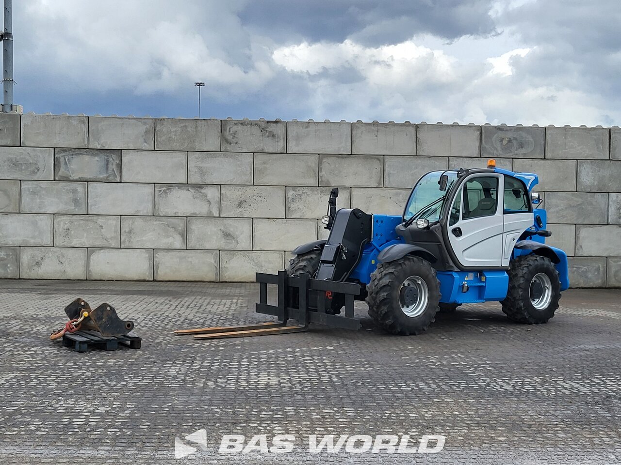 Front left : Manitou MHT790 رافعة تلسكوبية
