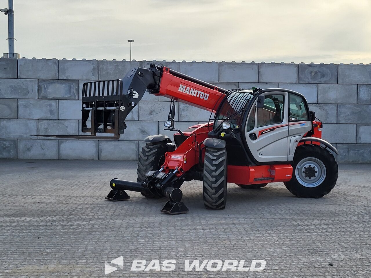 Front left : Manitou MT1335 H رافعة تلسكوبية