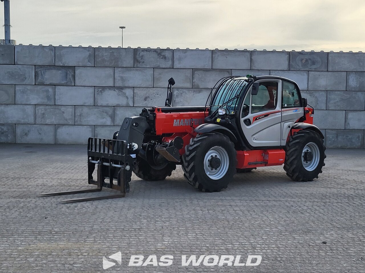 Front left : Manitou MT1335 H رافعة تلسكوبية