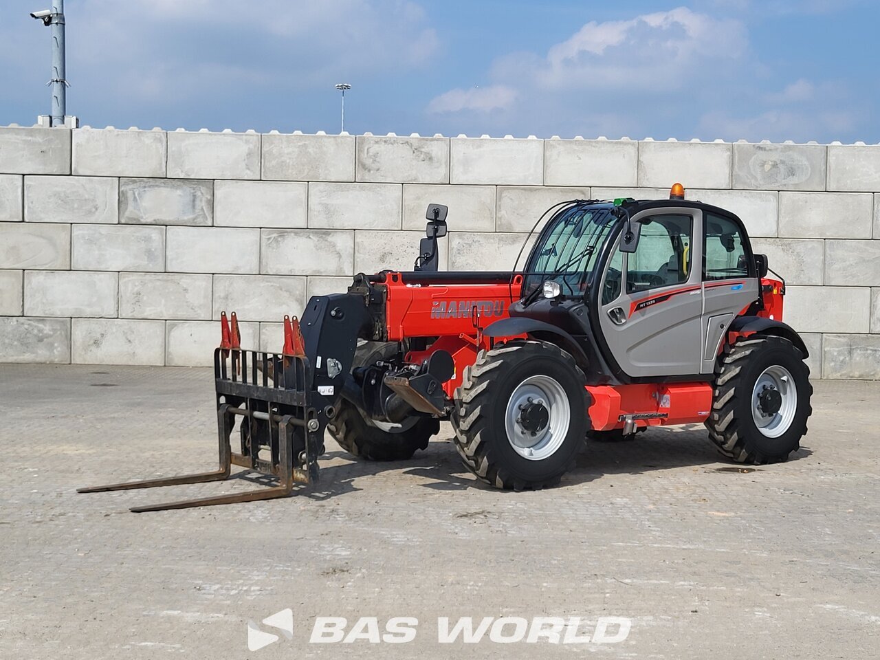 Front left : Manitou MT1335 Verreiker