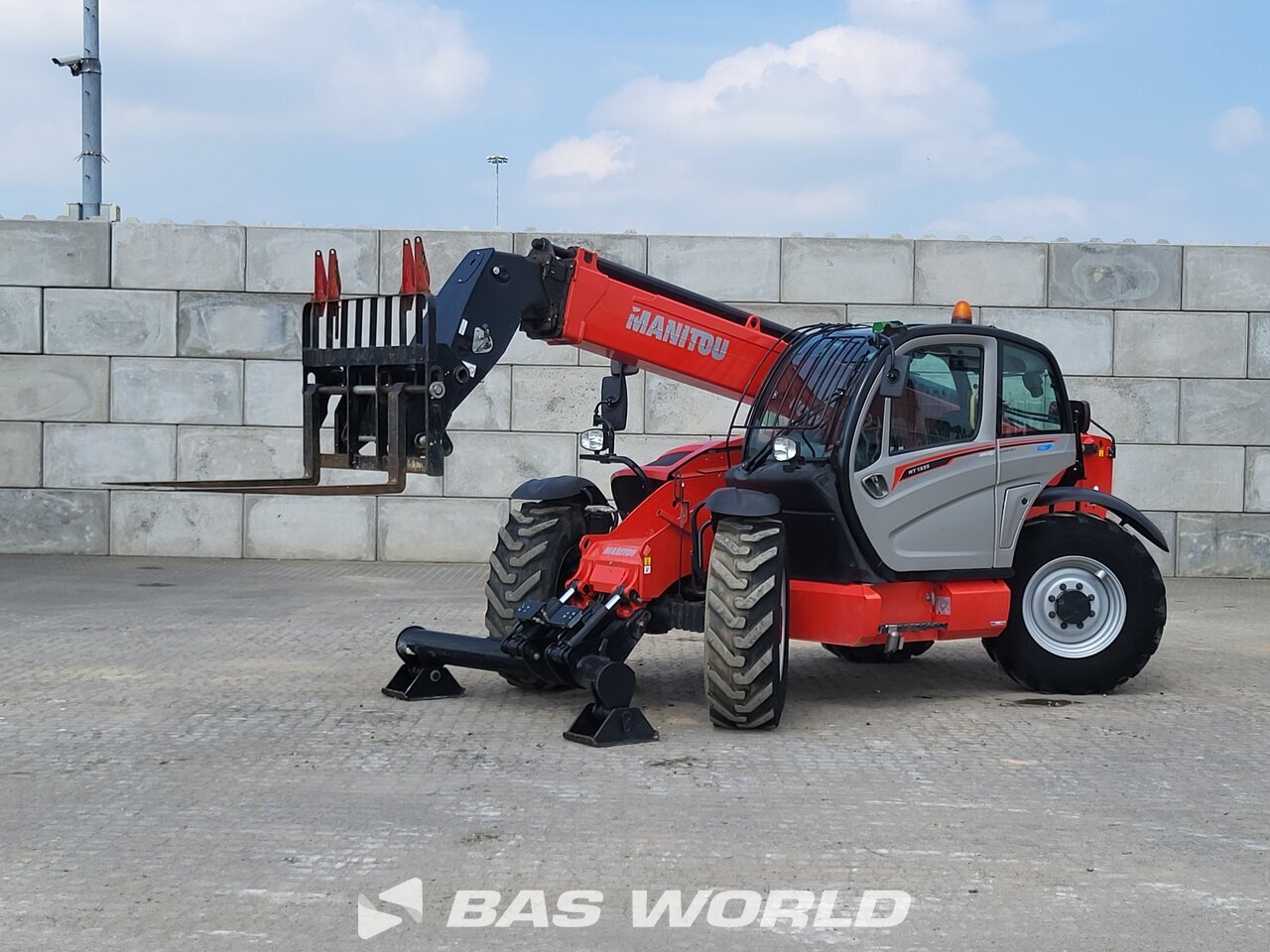 Front left : Manitou MT1335 Verreiker