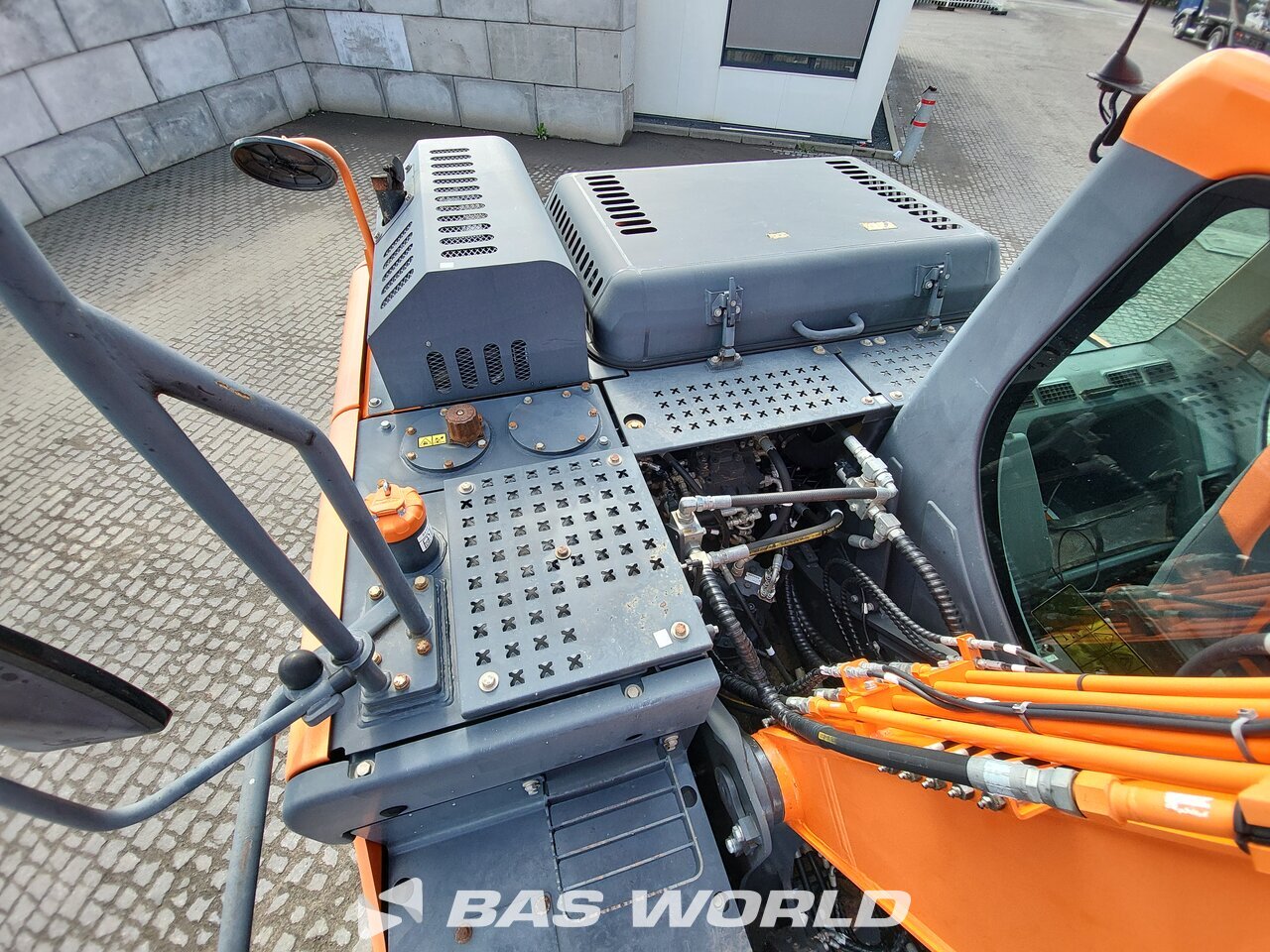 Other : Doosan DX140 LC-5 حفارة مجنزرة