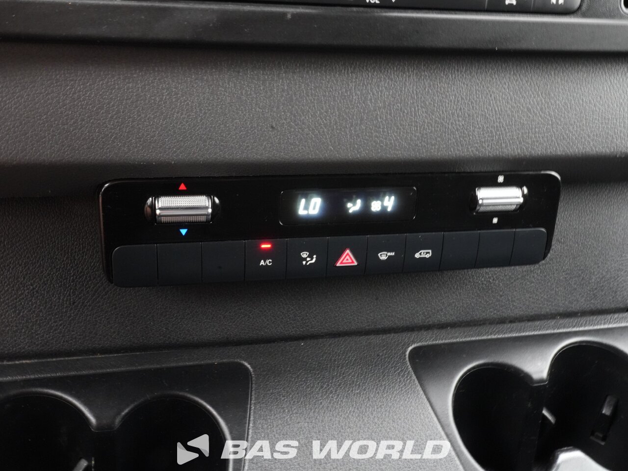 Other : Mercedes Sprinter 215 CDI Closed box van