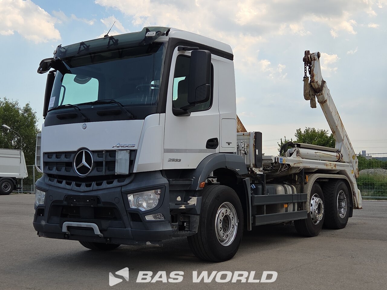 Front left : Mercedes Actros 2533 Liftdumper