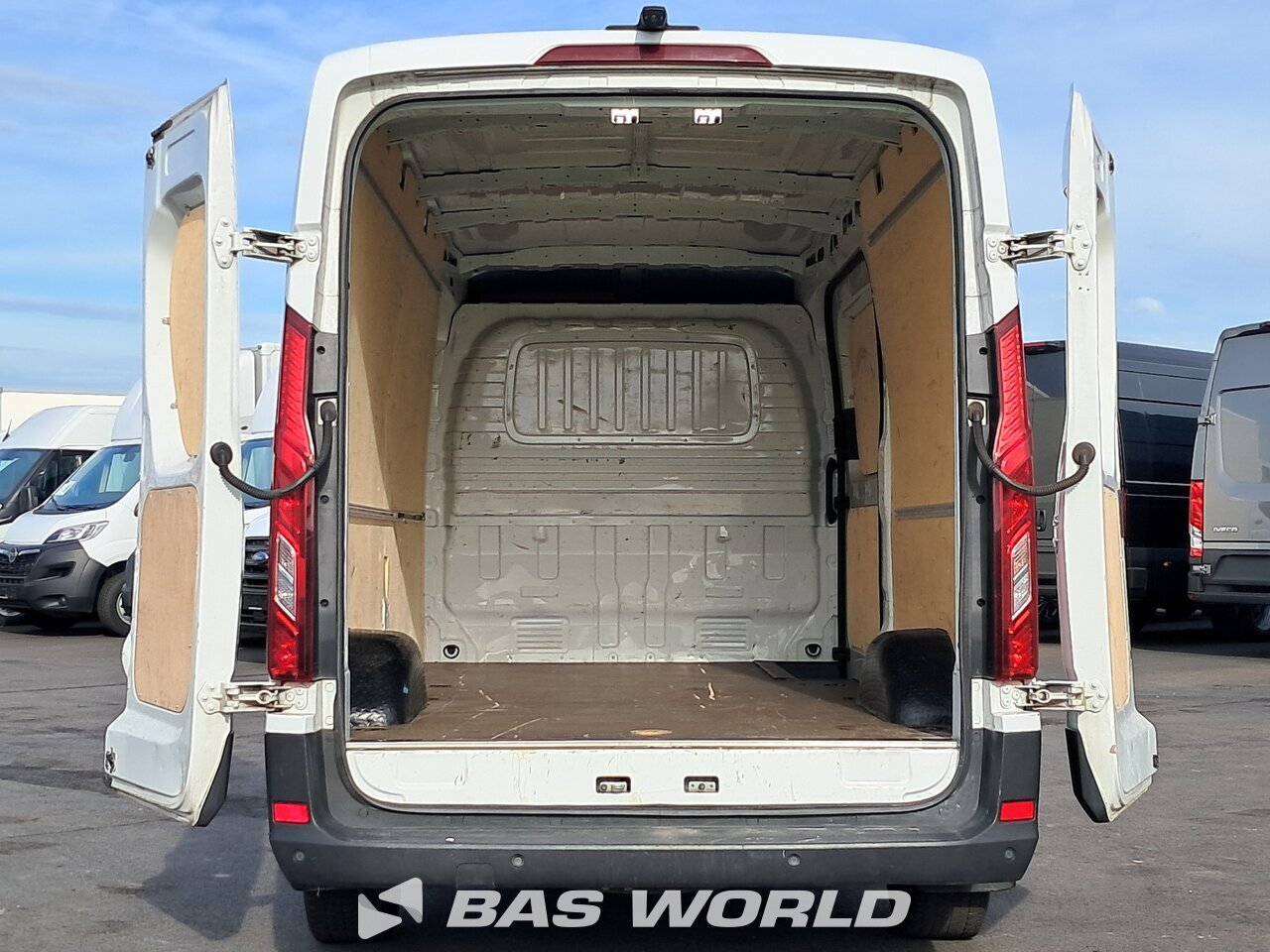Other : Maxus Closed box van