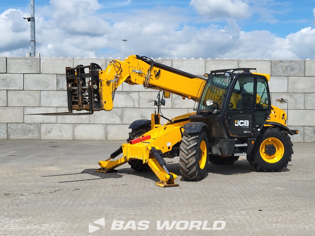 Front left : JCB 540-140 Kurottajat