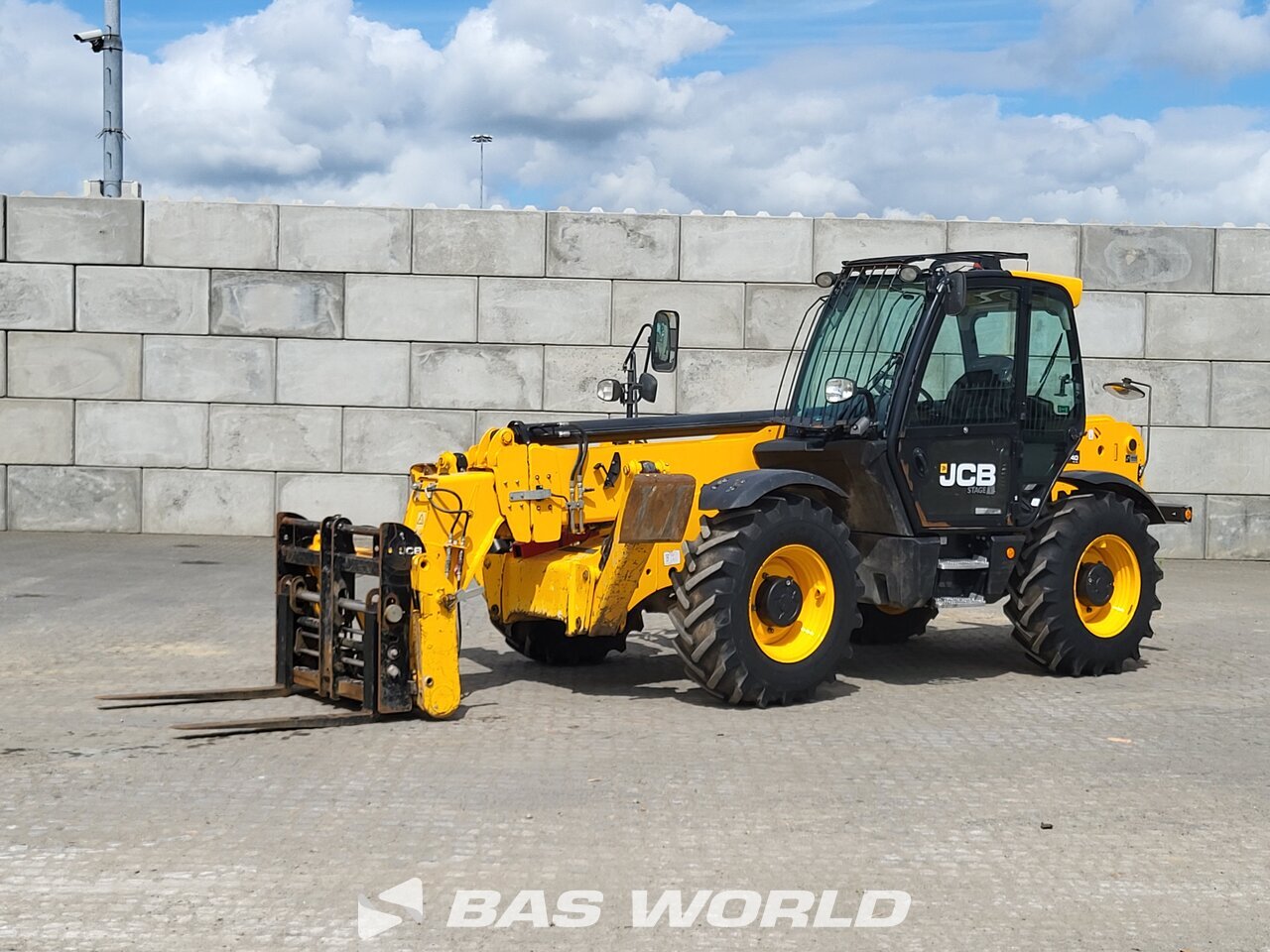 Front left : JCB 540-140 Kurottajat