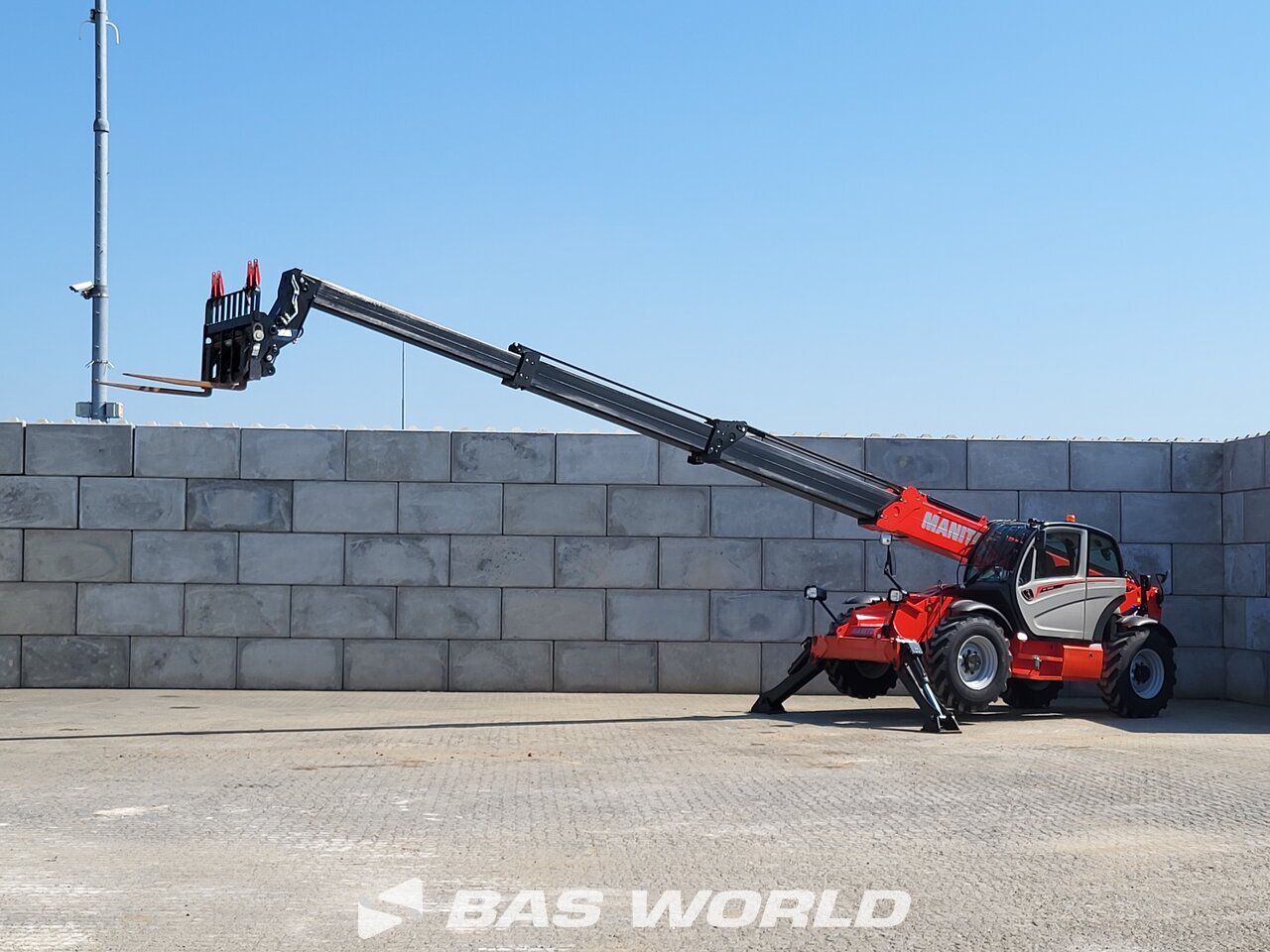 Front left : Manitou MT1840 100D Kurottajat