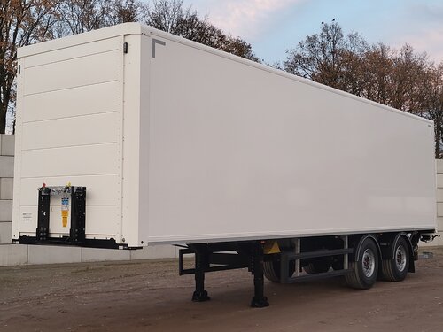 System Trailers LPRS18 Lukket sættevogn