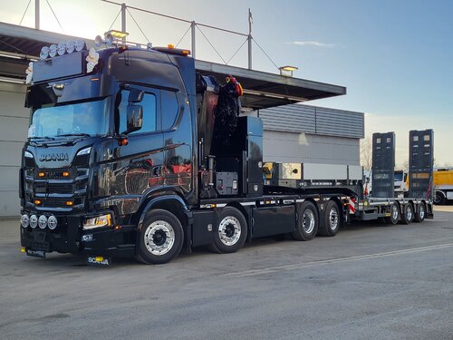 Tractor Unit and Semi Trailer